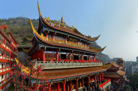 大(dà)雄寶殿